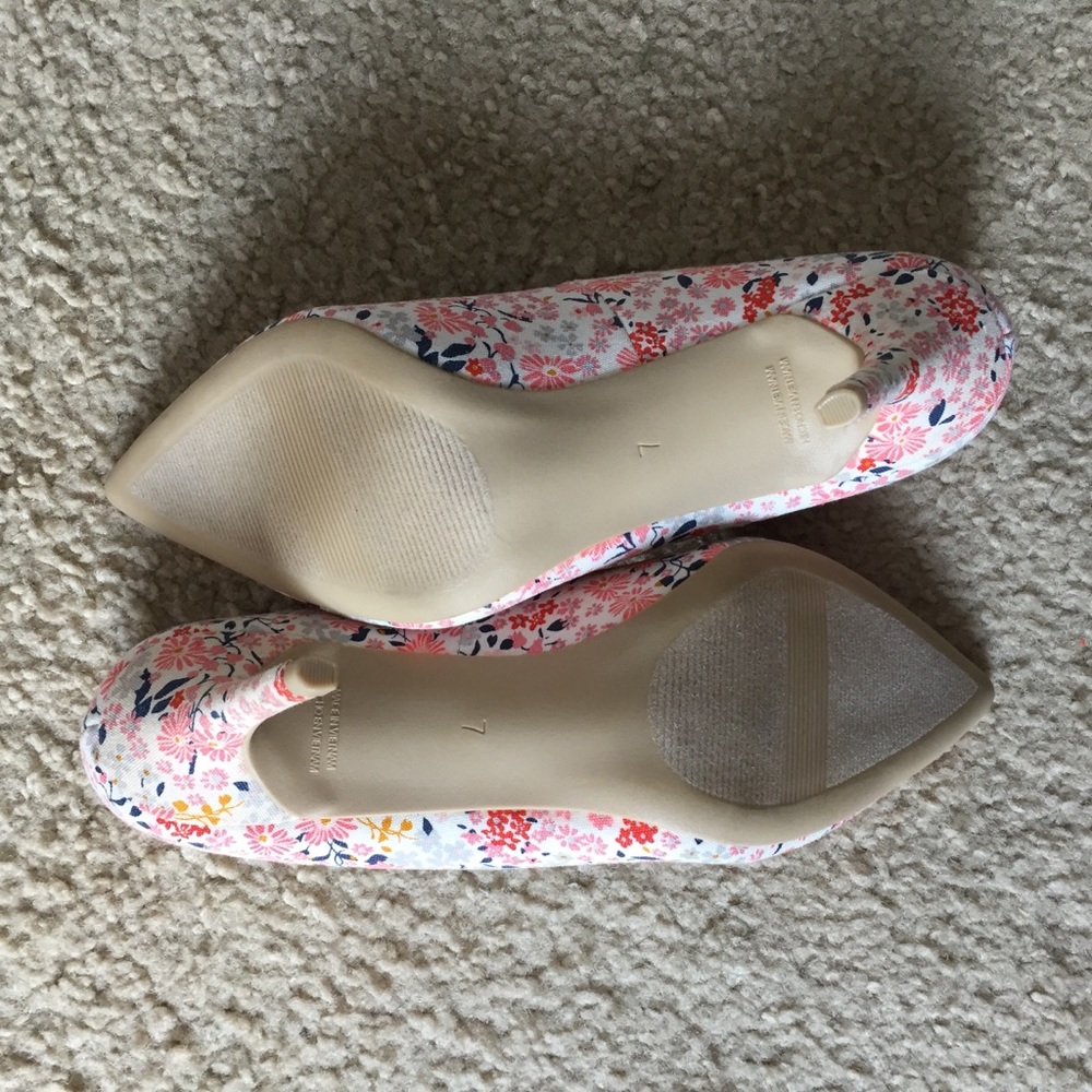 Old Navy Floral Pump - Picture 3 of 5